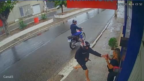 Câmera flagra dupla roubando celular de mulher em Jequié