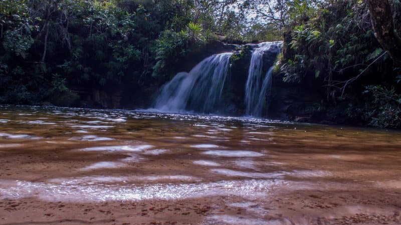 Três alunos desaparecem durante excursão escolar e um deles é encontrado morto