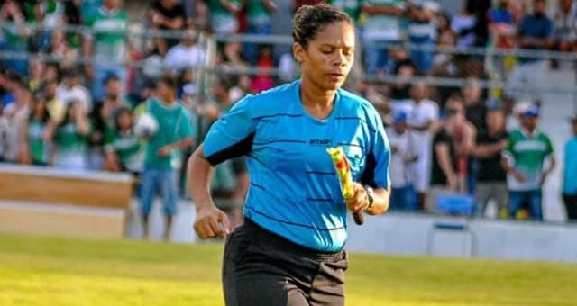 Bandeirinha de futebol morre após passar mal durante partida de futebol