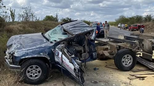 Duas pessoas são arremessadas de caminhonete durante batida entre veículos na Bahia