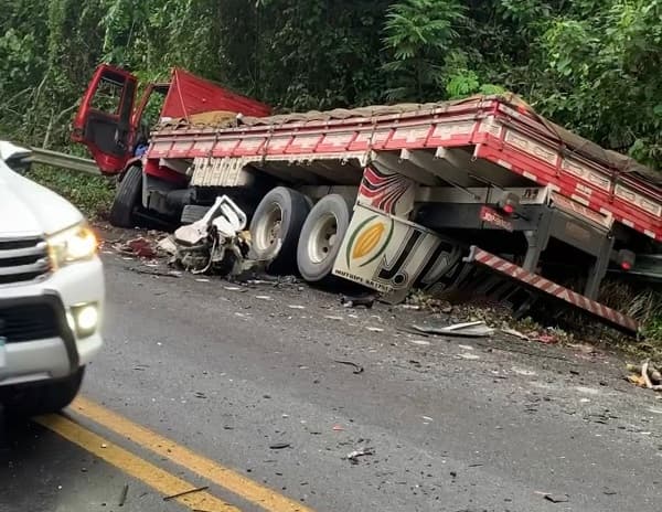 Aurelino Leal: Colisão entre carro e caminhão deixa dois mortos na BR-101