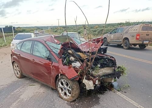Três pessoas morrem em colisão entre carro e moto em Cafarnaum na Bahia