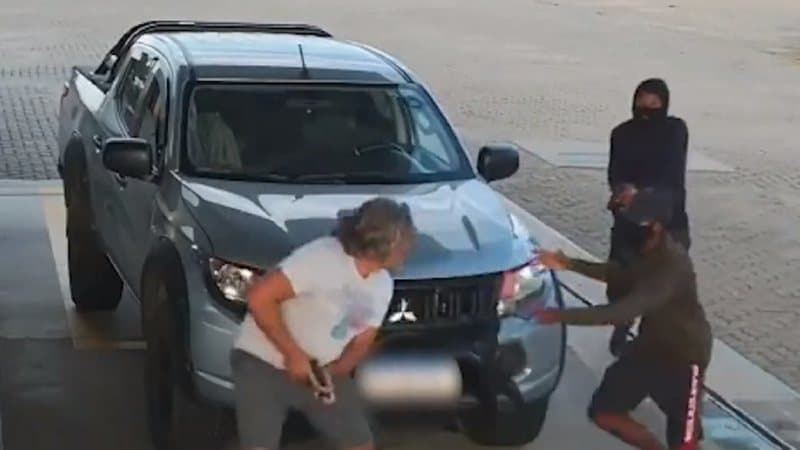Policial reage a assalto após ser encurralado por assaltantes; assista o vídeo