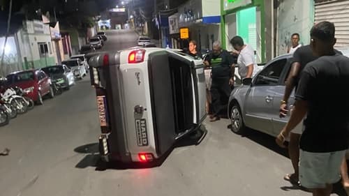 Ibirataia: Carro vira na avenida Getúlio Vargas