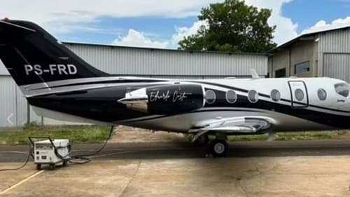 Sertanejo famoso posa com novo jatinho de luxo avaliado em R$ 40 milhões
