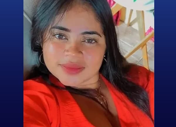 Mulher finge ser irmã de manicure morta por engano e corta cabelo da vítima para fazer mega hair
