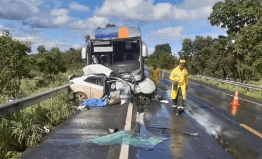 Cinco pessoas morrem após acidente com ônibus na BR-020 em Goiás