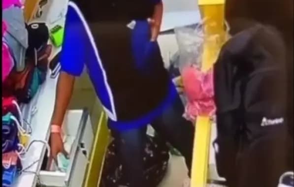 Homem é flagrado furtando dinheiro em boxe do Feiraguay durante operação da Receita Federal; assista o vídeo
