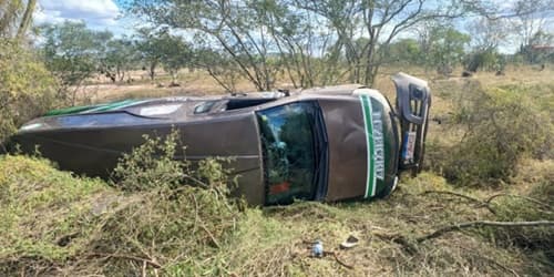 Carro de funerária tomba depois de sair da pista na Bahia