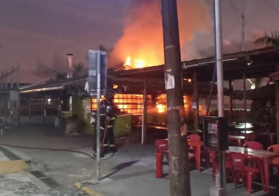 Porto Seguro-BA: Incêndio na madrugada atinge quiosque localizado na Praça do Relógio