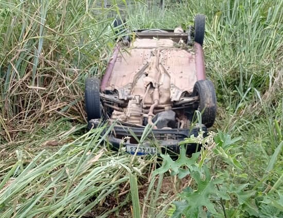 Carro capota na BA-650, entre Itagibá e o distrito do Japomirim