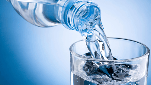 Beber água em excesso pode fazer mal e até comprometer o equilíbrio do organismo
