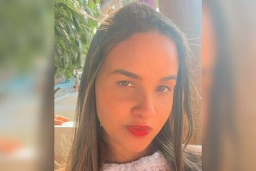 Professora morre após cair de carro em movimento em Porto Seguro