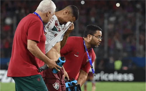 Ibirataia: Torcedores consolam André do Fluminense após lesão em partida pela Libertadores