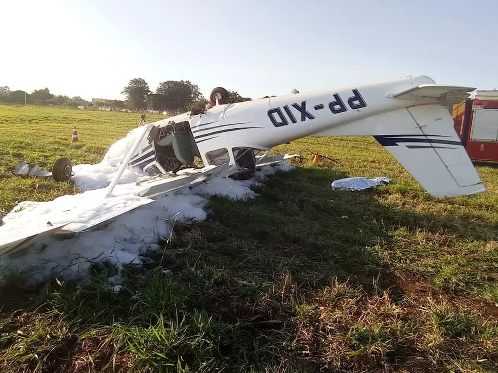 Uma pessoa morre, e duas ficam feridas após queda de avião de pequeno porte
