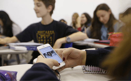 Governo Lula prepara medida para banir o celular nas escolas
