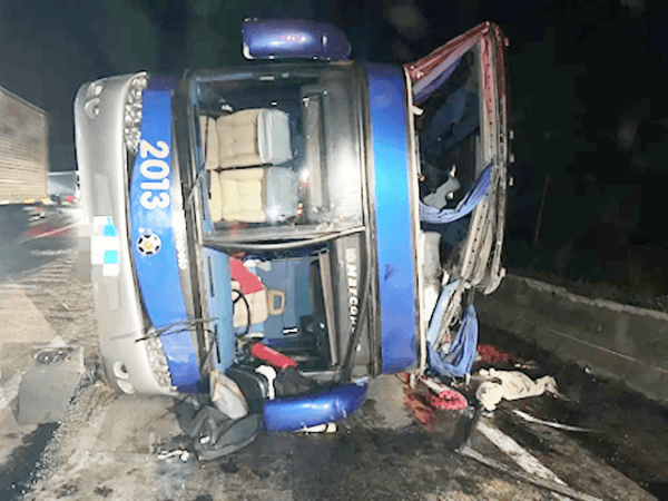 Três pessoas morrem após ônibus tombar na Rodovia Régis Bittencourt