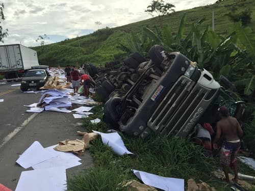 Carreta que transportava papéis tomba na BR-101 e deixa motorista ferido
