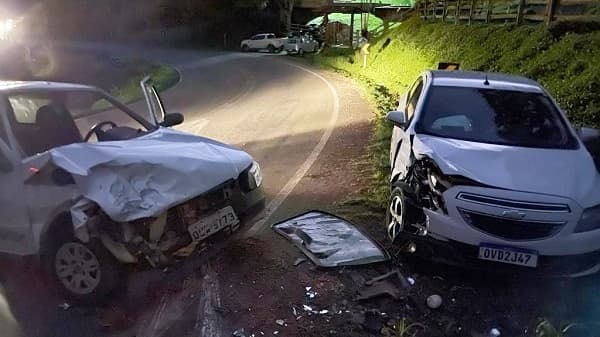 Ibirataia: Batida de carros deixa dois feridos na BA-650, entre Ipiaú e Ibirataia; assista o vídeo