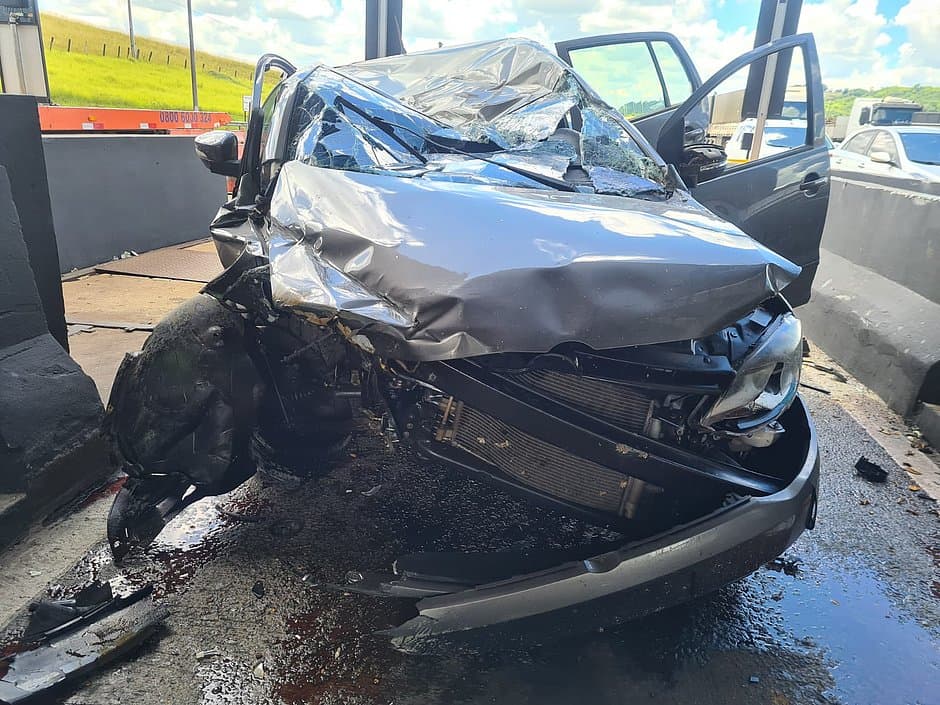 Motorista bate carro em pedágio na BR-324 e é preso com R$ 7,5 mil na cueca