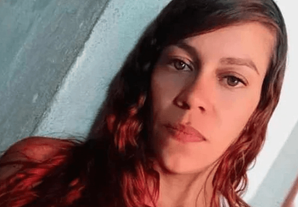 Mulher é morta com tiro na cabeça dentro de casa na frente das filhas