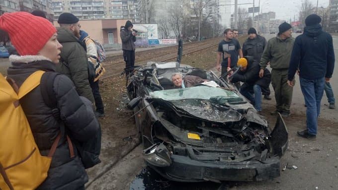 Tanque de guerra russo passa por cima de carro em Kiev, na Ucrânia