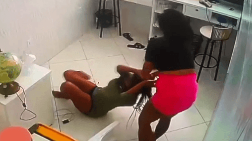 Jovem é esfaqueada após loja ser invadida na Bahia; vídeo mostra ação