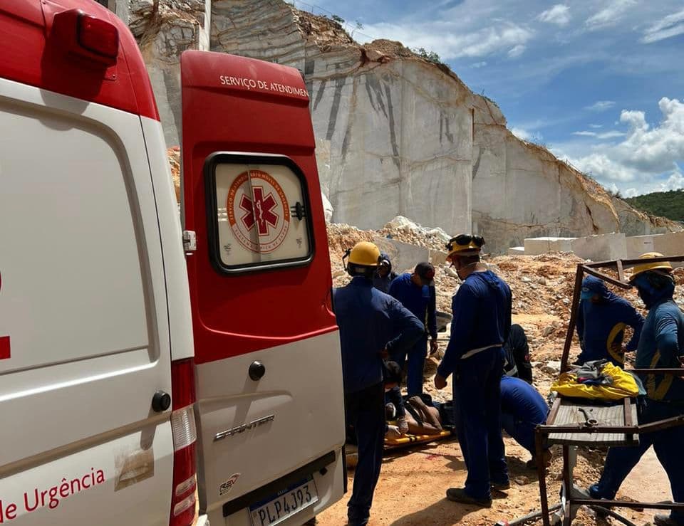 Samu socorre trabalhador que caiu de 10 metros na pedreira em Ibotirama.