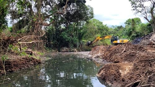 Prefeitura de Ibirataia intensifica limpeza e desobstrução do Rio da Formiga, medidas preventivas para minimizar impactos das chuvas