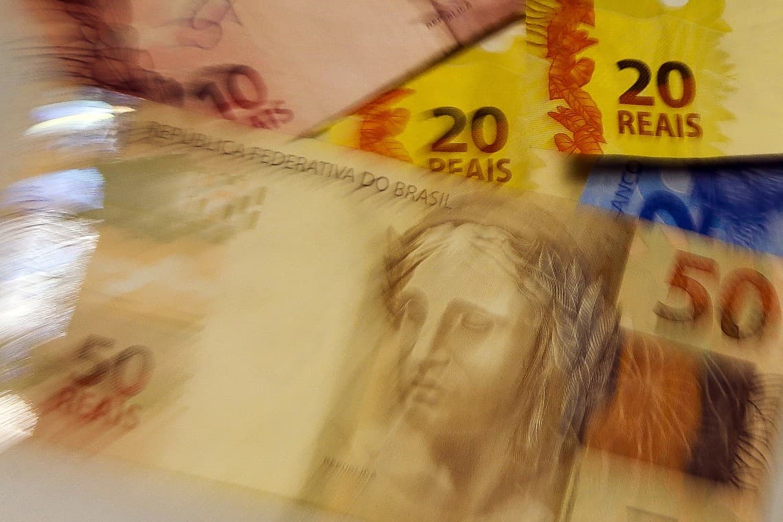 Câmara aprova MP que reajusta mínimo para R$ 1.100 sem reposição total da inflação