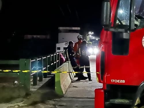 Adolescente é imobilizada e resgatada pelo Corpo de Bombeiros na ponte do Japomirim