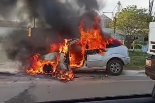 Carro pega fogo e fica destruído em frente a um posto de combustíveis, vídeo