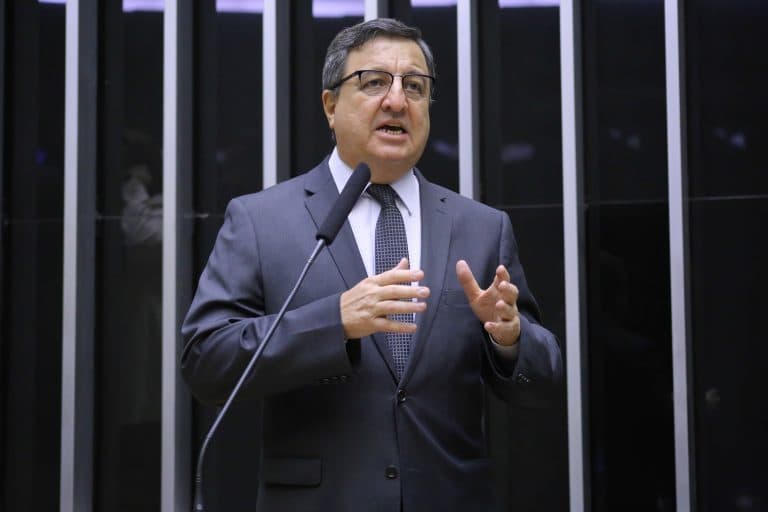 Bolsonaro sanciona lei que limita ICMS de combustíveis, mas veta compensação a estados