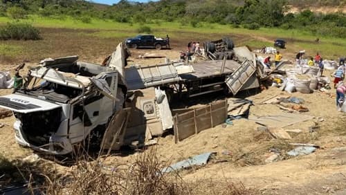 Carreta tomba e saqueador é fatalmente esmagado ao tentar roubar carga