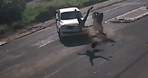 Motociclista é arremessado após colisão com caminhonete na Bahia