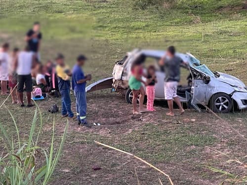 Ipiaú: Seis pessoas ficam feridas após carro capotar em ribanceira às margens da BR-330