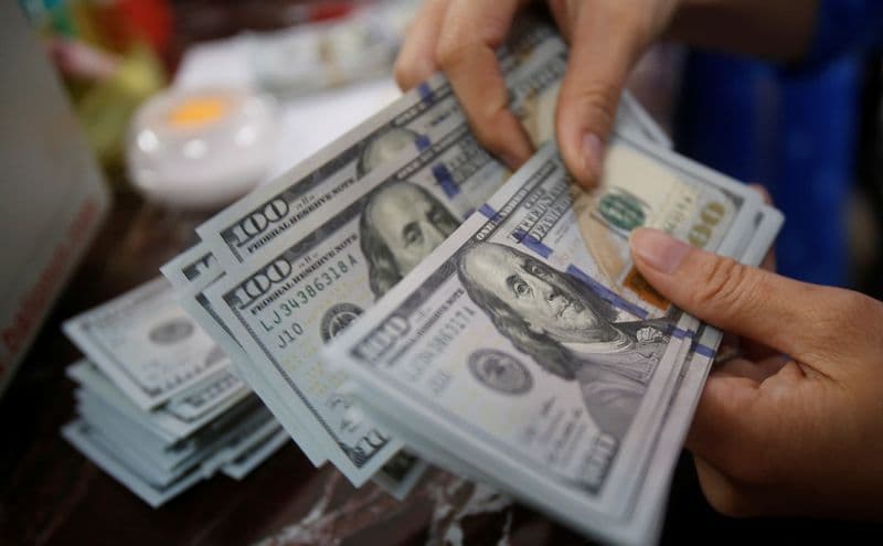 Dólar encosta em R$ 5 com real liderando perdas; Ibovespa fecha em queda de 2,23%