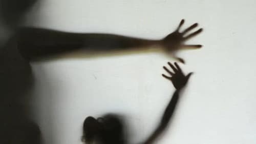 Mãe é presa por 'alugar' filha de 11 anos para abusadores e presenteá-los com vídeos do crime