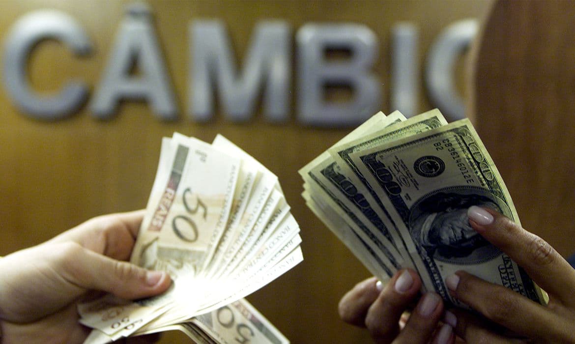 Dólar tem leve queda ante real com alívio em tensões Rússia-Ucrânia e juros domésticos altos