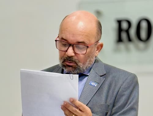 Prefeitura de Ibirataia instala novas lixeiras após pedido do vereador Marcio Fatel