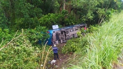 Ônibus cai em ribanceira com 43 passageiros