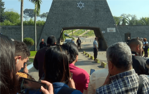 Silvio Santos é sepultado em cerimônia restrita para a família e amigos