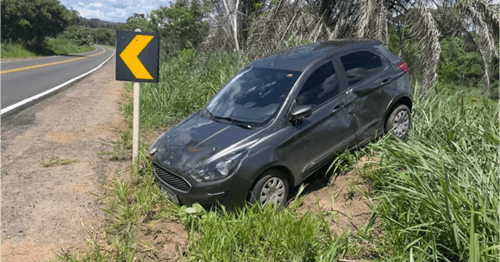BR-330: Motorista perde o controle da direção e carro bate em placa entre Ubatã e Barra do Rocha