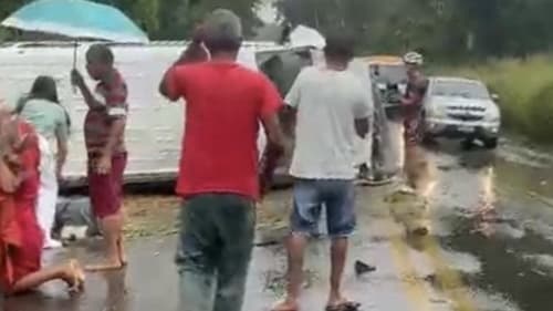Van da Prefeitura de Ibirapitanga capota na BR-101, próximo a Ubaitaba