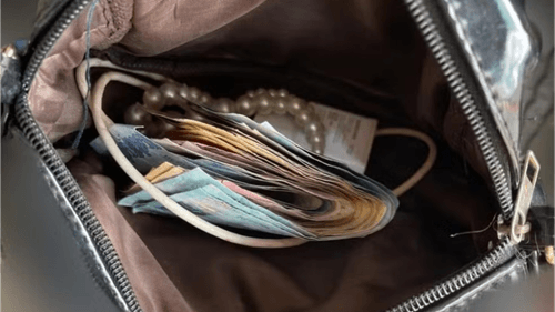 Mulher é presa por suspeita da extorquir dinheiro de comerciantes na Bahia