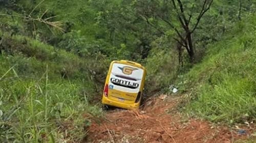 Acidente com ônibus e carreta deixa morto e dezenas de feridos na BR-262, em MG
