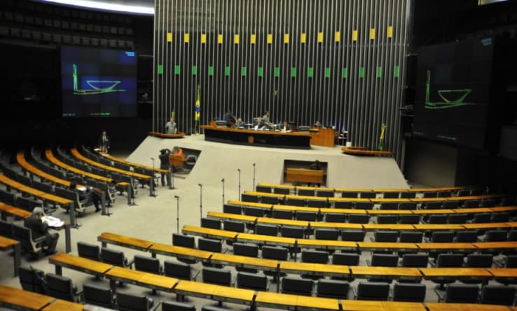Congresso flexibiliza regra do gasto mínimo com educação