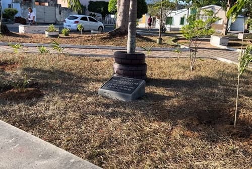Após polêmica, lápide é retirada de praça de Itagibá