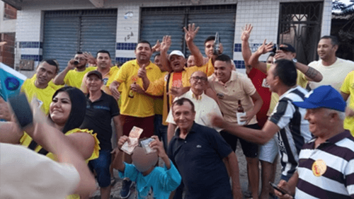 “Chuva de dinheiro” é registrada durante campanha de prefeita que tenta reeleição