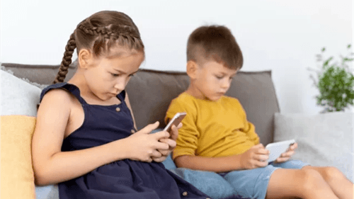 Smartphone na infância aumenta risco de problemas mentais na vida adulta, aponta estudo